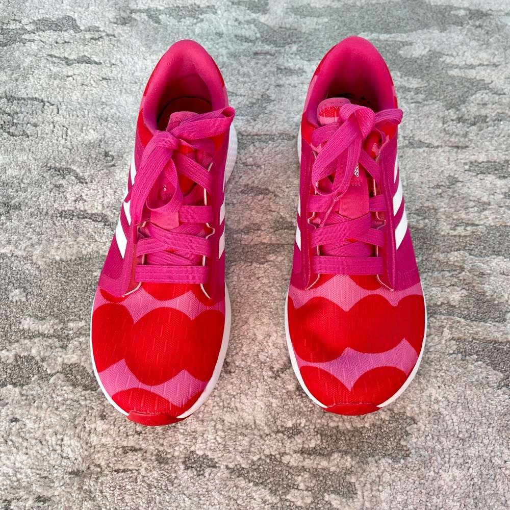 EDGE LUX 4 X MARIMEKKO 

Color: Team Real Magenta / Cloud White / Vivid Red